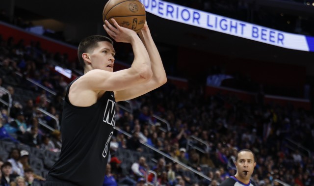 九游体育注册登录-生涯新高！8号秀杰明12中8&amp;6记三分拿下26分4板2助